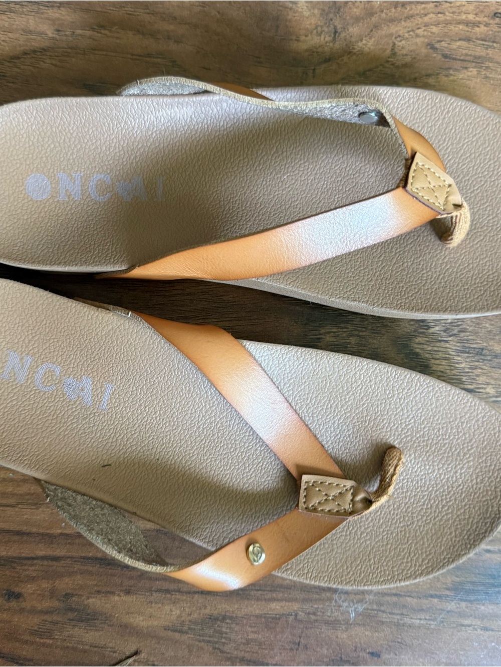 ONCAI Women’s Tan Leather Strap Flip Flop Sandals - Comfortable Everyday Wear